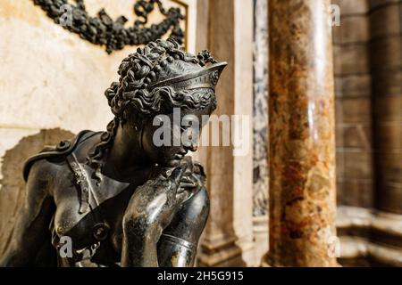 Sculpture d'une femme symbolisant la paix sur l'autel des Médicis dans le Duomo.Milan, Italie Banque D'Images