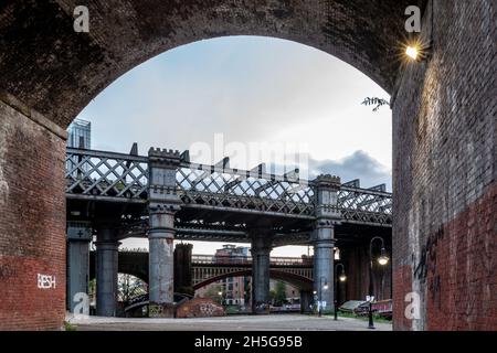 Les ponts et viaducs du parc du patrimoine urbain Castlefield sont faits d'acier, de fonte et de briques datant des années de la révolution industrielle.Deansgate, Ma Banque D'Images