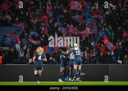 Paris, France, France.9 novembre 2021.Marie-Antoinette KATOTO du PSG célèbre son but avec ses coéquipiers lors du match B de la Ligue des champions des femmes de l'UEFA entre Paris Saint-Germain et Real Madrid au Parc des Princes Stadium, le 09 novembre 2021 à Paris, en France.(Image de crédit : © Matthieu Mirville/ZUMA Press Wire) Banque D'Images