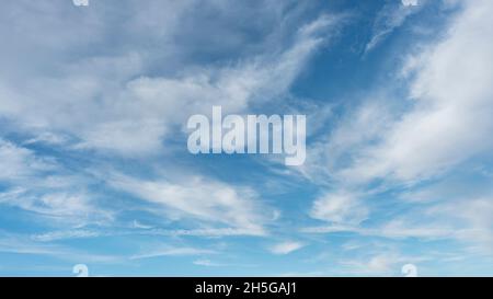 Nuages blancs et ciel bleu plus fins pour l'arrière-plan Banque D'Images