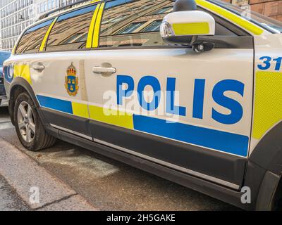 Stockholm, Suède - 15 avril 2021 : gros plan de la voiture de police garée dans la rue Banque D'Images