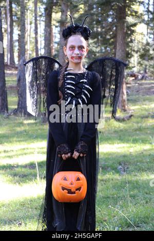 Enfant habillé en costume d'Halloween pour trick ou traiter Banque D'Images