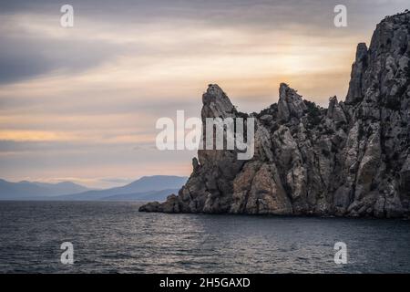 Crimée, Novy Svet, montagne Karaul-Oba au coucher du soleil Banque D'Images