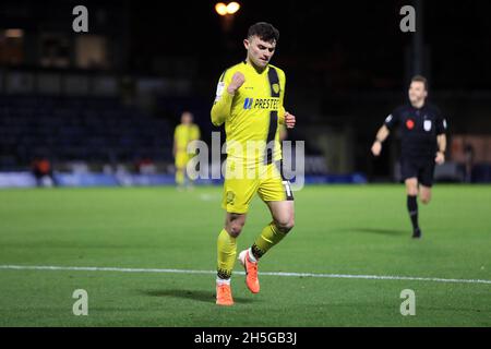 High Wycombe, Royaume-Uni.09ème novembre 2021.Jonny Smith, de Burton Albion, célèbre le quatrième but de son équipe.Trophée EFL, match des trophées de Papa John's, Wycombe Wanderers et Burton Albion au stade Adams Park à High Wycombe, Buckinghamshire, le mardi 9 novembre 2021. Cette image ne peut être utilisée qu'à des fins éditoriales.Utilisation éditoriale uniquement, licence requise pour une utilisation commerciale.Aucune utilisation dans les Paris, les jeux ou les publications d'un seul club/ligue/joueur. photo par Steffan Bowen/Andrew Orchard sports photographie/Alay Live news crédit: Andrew Orchard sports photographie/Alay Live News Banque D'Images