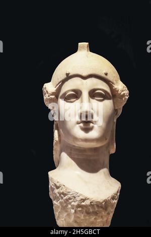 Antiquité grecque - buste en marbre avec casque isolé sur noir Banque D'Images