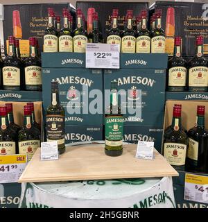 Springfield, il USA - 23 septembre 2021: Une exposition de bouteilles de Jameson Irish Whiksey avec bokeh de fond dans un magasin de liqour de Binneys à Springfi Banque D'Images