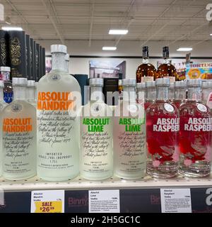 Une exposition de bouteilles de Vodka Absolut aromatisées avec bokeh de fond dans un magasin de Binneys liqour à Springfield, Illinois. Banque D'Images