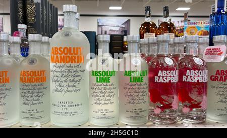 Une exposition de bouteilles de Vodka Absolut aromatisées avec bokeh de fond dans un magasin de Binneys liqour à Springfield, Illinois. Banque D'Images