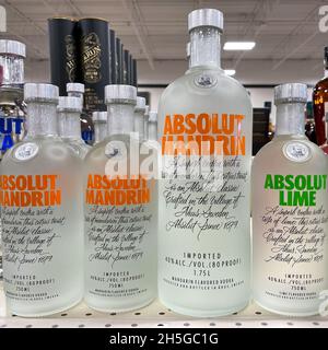 Une exposition de bouteilles de Vodka Absolut aromatisées avec bokeh de fond dans un magasin de Binneys liqour à Springfield, Illinois. Banque D'Images