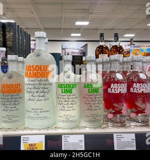 Une exposition de bouteilles de Vodka Absolut aromatisées avec bokeh de fond dans un magasin de Binneys liqour à Springfield, Illinois. Banque D'Images