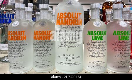 Une exposition de bouteilles de Vodka Absolut aromatisées avec bokeh de fond dans un magasin de Binneys liqour à Springfield, Illinois. Banque D'Images