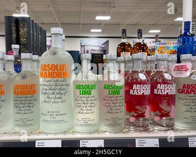 Une exposition de bouteilles de Vodka Absolut aromatisées avec bokeh de fond dans un magasin de Binneys liqour à Springfield, Illinois. Banque D'Images