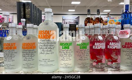 Une exposition de bouteilles de Vodka Absolut aromatisées avec bokeh de fond dans un magasin de Binneys liqour à Springfield, Illinois. Banque D'Images