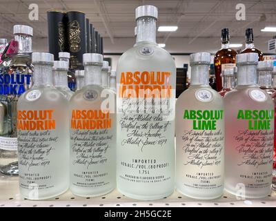 Une exposition de bouteilles de Vodka Absolut aromatisées avec bokeh de fond dans un magasin de Binneys liqour à Springfield, Illinois. Banque D'Images