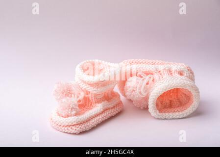 chaussures maison tricotées pour nouveau-né fille sur fond blanc Banque D'Images