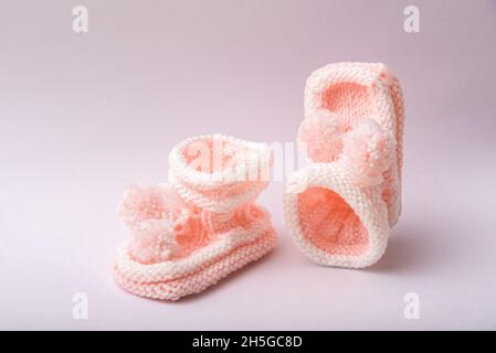 chaussures maison tricotées pour nouveau-né fille sur fond blanc Banque D'Images