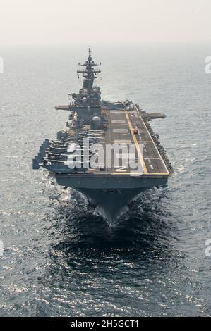 Golfe d'Oman, Oman.09ème novembre 2021.Le navire d'assaut amphibie de classe Wasp de la Marine américaine USS Essex pendant les opérations de routine avec la 5e flotte le 9 novembre 2021 dans le golfe d'Oman.Crédit : Brett McMinoway/États-UnisNavy photo/Alamy Live News Banque D'Images