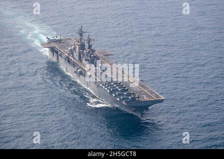 Golfe d'Oman, Oman.09ème novembre 2021.Le navire d'assaut amphibie de classe Wasp de la Marine américaine USS Essex pendant les opérations de routine avec la 5e flotte le 9 novembre 2021 dans le golfe d'Oman.Crédit : MC2 John McGovern/États-UnisNavy photo/Alamy Live News Banque D'Images
