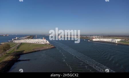 Vue aérienne sur les oiseaux de Maeslantkering une barrière d'onde de tempête sur la ligne de division entre la voie navigable Nieuwe Waterweg située près de Rotterdam l'un des plus grands harbo Banque D'Images