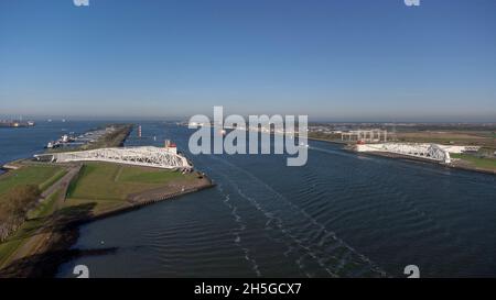 Vue aérienne sur les oiseaux de Maeslantkering une barrière d'onde de tempête sur la ligne de division entre la voie navigable Nieuwe Waterweg située près de Rotterdam l'un des plus grands harbo Banque D'Images