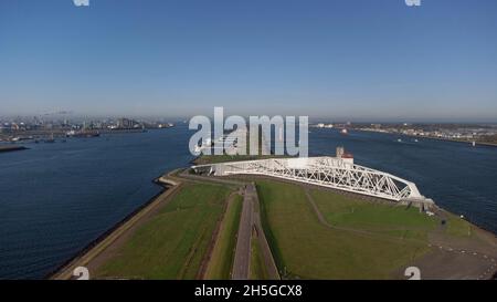 Vue aérienne sur les oiseaux de Maeslantkering une barrière d'onde de tempête sur la ligne de division entre la voie navigable Nieuwe Waterweg située près de Rotterdam l'un des plus grands harbo Banque D'Images