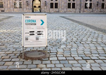 Munich, ALLEMAGNE - 9 novembre 2021 : les tests Corona ne sont plus gratuits en Allemagne.Exposition debout devant un centre de test de corona à Munich (Resid Banque D'Images