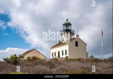 San Diego, Californie, États-Unis - 5 octobre 2021 : Cabrillo National Monument.Gros plan du phare de Old point Loma au sommet d'une colline de végétation verte sous h Banque D'Images