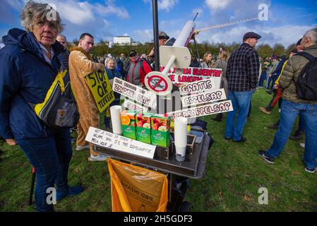 Un stand de jus d'orange et de pomme gratuit, et aucun passeport de vaccination ni jab de vaccin n'avait besoin d'être vu sur le Mallieveld avant une marche de protestation à la Haye, dénoncent les nouvelles mesures gouvernementales Covid-19.la police a estimé que 20,000 manifestants étaient descendus dans les rues de la Haye lors d'une marche de manifestation sur les nouvelles mesures anti-corona.Les manifestants s'opposent à l'utilisation de certificats de vaccination et de codes QR, qui selon eux divisent la société au lieu de la relier, certaines personnes doutent également de la gravité ou de la validité de la pandémie, de nombreuses publications ont été utilisées pour faire respecter leurs croyances.(Photo par Banque D'Images