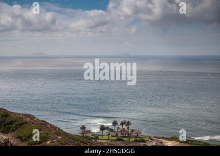 San Diego, Californie, États-Unis - 5 octobre 2021 : Cabrillo National Monument.Le phare de New point Loma dans la Garde côtière compount sur le bord de l'océan Pacifique u Banque D'Images