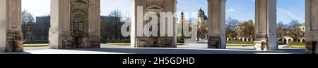 Munich : image panoramique de l'église de Théatine (Theatinerkirche) vue de l'intérieur du temple Pavillon de Diana à la fin de l'automne. Banque D'Images