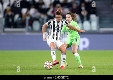 Turin, Italie.09ème novembre 2021.Joelle Wedemeyer de VfL Wolfsburg Women et Cristiana Girelli de Juventus FC Women se battent pour le ballon lors du groupe UEFA Women's Champions League Un match entre Juventus FC Women et VfL Wolfsburg Women au stade Allianz le 9 novembre 2021 à Turin, Italie .Credit: Marco Canoniero / Alamy Live News Banque D'Images