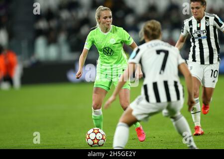 Turin, Italie.09ème novembre 2021.Turid Knaak, de VfL Wolfsburg Women, contrôle le ballon lors du groupe de l'UEFA Women's Champions League Group Un match entre Juventus FC Women et VfL Wolfsburg Women au stade Allianz le 9 novembre 2021 à Turin, Italie .Credit: Marco Canoniero / Alamy Live News Banque D'Images