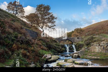 L'eau s'écoule dans une piscine à trois Shires Head à l'automne où se rencontrent les comtés de Staffordshire, Cheshire et Derbyshire. Banque D'Images