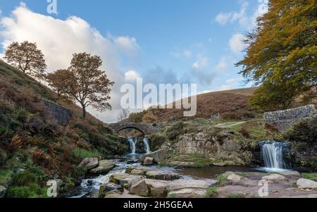 L'eau s'écoule dans les bassins de deux chutes d'eau à Three Shires Head à l'automne où se rencontrent les comtés de Staffordshire, Cheshire et Derbyshire. Banque D'Images