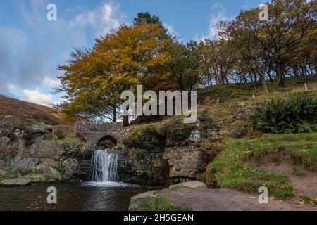 L'eau s'écoule dans une piscine à trois Shires Head à l'automne où se rencontrent les comtés de Staffordshire, Cheshire et Derbyshire. Banque D'Images