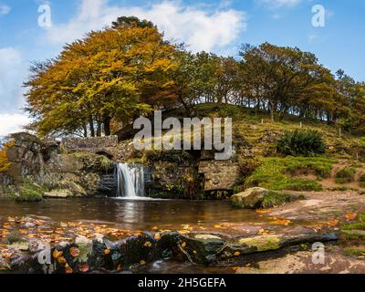 L'eau s'écoule dans une piscine à trois Shires Head à l'automne où se rencontrent les comtés de Staffordshire, Cheshire et Derbyshire. Banque D'Images