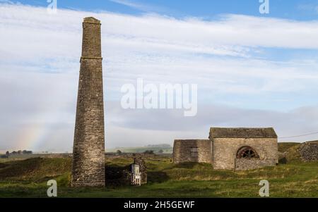 Arc-en-ciel derrière la mine Magpie dans le Peak District, le meilleur exemple en Grande-Bretagne d'une mine de plomb des XVIIIe et XIXe siècles.Capturé en novembre 2021. Banque D'Images