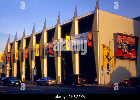 L'architecture extérieure originale du musée de l'automobile Petersen à Wilshire et Fairfax Blvds. À Los Angeles, en Californie Banque D'Images