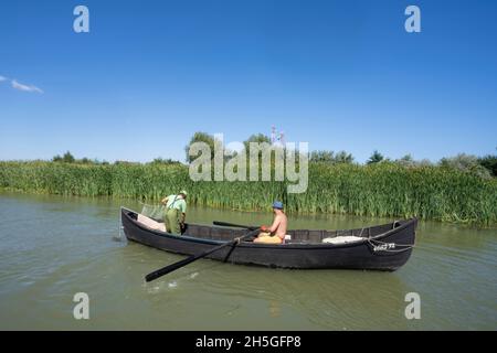 Pêcheurs dans les zones humides du delta de Dunaril près du village de Sfantu Gheorghe dans le delta du Danube, Roumanie Banque D'Images