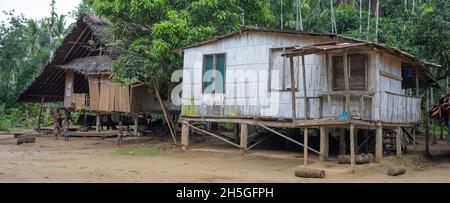 Maison de village sur pilotis à Madang, Papouasie-Nouvelle-Guinée Banque D'Images