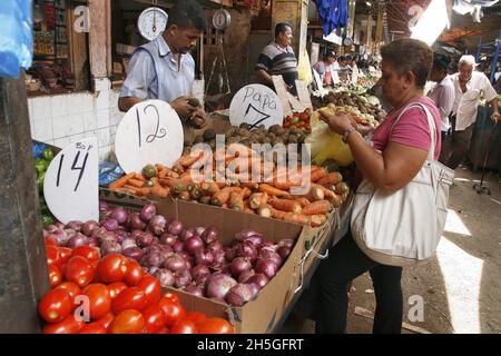 Les Vénézuéliens achètent des produits et des légumes à Maracaibo, au Venezuela, le 9 novembre 2021.C'est une odyssée d'acheter la nourriture du journal puisque le prix du panier de nourriture en devises étrangères en octobre, a atteint son maximum historique de 343.75 dollars pour une famille de 5 membres.Selon les données de l'Observatoire financier vénézuélien (OVF).L'agence a fait remarquer qu'en ce qui concerne le mois précédent, le panier alimentaire avait une variation de 12.77 %, alors qu'il était de 304.83 dollars.Les citoyens qui gagnent un salaire minimum (7 bolivars) ne peuvent acheter que 0.69% de la nourriture dans le panier, a averti l'observatoire.(PH Banque D'Images