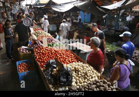 Les Vénézuéliens achètent des produits et des légumes à Maracaibo, au Venezuela, le 9 novembre 2021.C'est une odyssée d'acheter la nourriture du journal puisque le prix du panier de nourriture en devises étrangères en octobre, a atteint son maximum historique de 343.75 dollars pour une famille de 5 membres.Selon les données de l'Observatoire financier vénézuélien (OVF).L'agence a fait remarquer qu'en ce qui concerne le mois précédent, le panier alimentaire avait une variation de 12.77 %, alors qu'il était de 304.83 dollars.Les citoyens qui gagnent un salaire minimum (7 bolivars) ne peuvent acheter que 0.69% de la nourriture dans le panier, a averti l'observatoire.(PH Banque D'Images