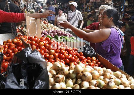 Les Vénézuéliens achètent des produits et des légumes à Maracaibo, au Venezuela, le 9 novembre 2021.C'est une odyssée d'acheter la nourriture du journal puisque le prix du panier de nourriture en devises étrangères en octobre, a atteint son maximum historique de 343.75 dollars pour une famille de 5 membres.Selon les données de l'Observatoire financier vénézuélien (OVF).L'agence a fait remarquer qu'en ce qui concerne le mois précédent, le panier alimentaire avait une variation de 12.77 %, alors qu'il était de 304.83 dollars.Les citoyens qui gagnent un salaire minimum (7 bolivars) ne peuvent acheter que 0.69% de la nourriture dans le panier, a averti l'observatoire.(PH Banque D'Images