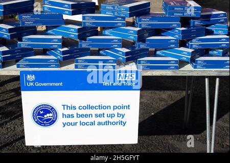 Amersham, Buckinghamshire, Royaume-Uni.9 novembre 2021.Les kits de test de débit latéral Covid-19 étaient remis aux acheteurs aujourd'hui sur le marché hebdomadaire Amersham.Crédit : Maureen McLean/Alay Live News Banque D'Images
