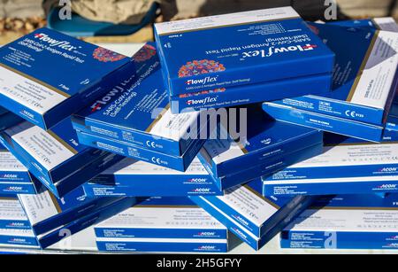 Amersham, Buckinghamshire, Royaume-Uni.9 novembre 2021.Les kits de test de débit latéral Covid-19 étaient remis aux acheteurs aujourd'hui sur le marché hebdomadaire Amersham.Crédit : Maureen McLean/Alay Live News Banque D'Images