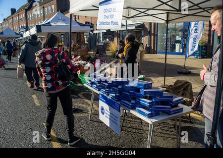Amersham, Buckinghamshire, Royaume-Uni.9 novembre 2021.Les kits de test de débit latéral Covid-19 étaient remis aux acheteurs aujourd'hui sur le marché hebdomadaire Amersham.Crédit : Maureen McLean/Alay Live News Banque D'Images