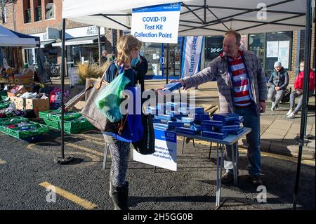 Amersham, Buckinghamshire, Royaume-Uni.9 novembre 2021.Les kits de test de débit latéral Covid-19 étaient remis aux acheteurs aujourd'hui sur le marché hebdomadaire Amersham.Crédit : Maureen McLean/Alay Live News Banque D'Images