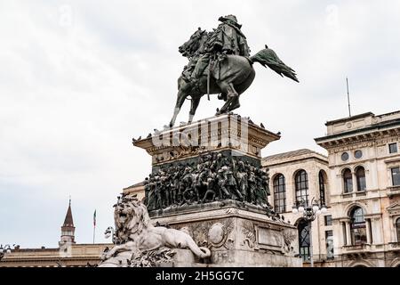 Statue équestre de Victor Emmanuel II au premier plan du Duomo.Milan, Italie Banque D'Images