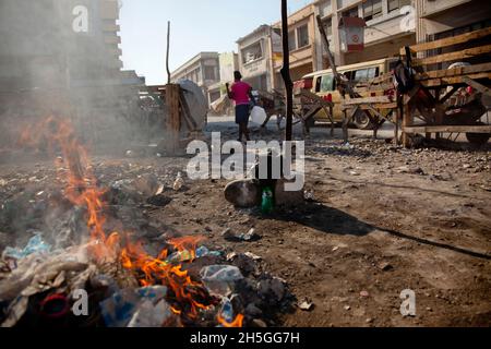 Déchets brûlants dans la rue. Banque D'Images