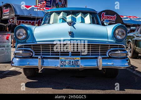 Reno, NV - 5 août 2021 : Ford Parklane Wagon 1956 à un salon de voiture local. Banque D'Images